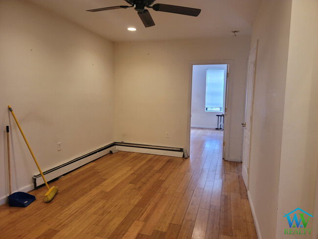 Building Photo - 1114 Metcalf Ave