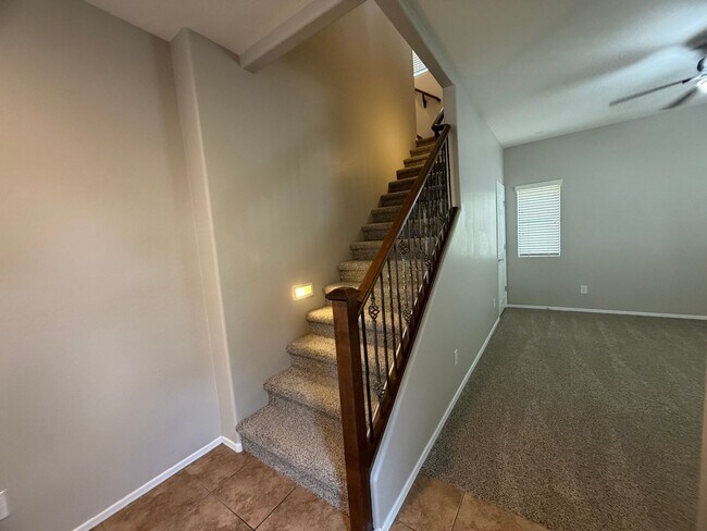 Foto del edificio - Community pool and a low maintenance yard