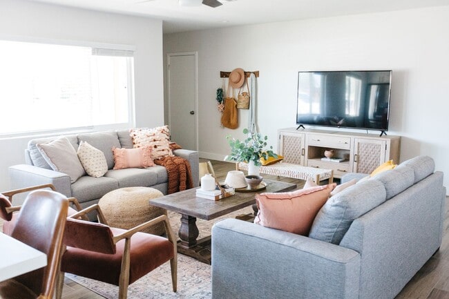 Foto del edificio - Stunning Remodel near Old Town!