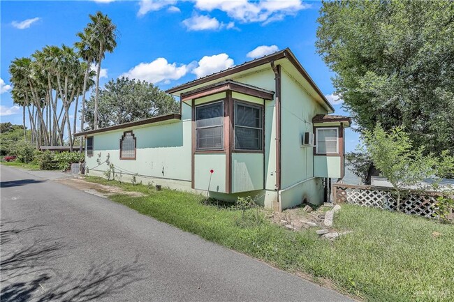 Building Photo - 8822 Lago Vista Dr