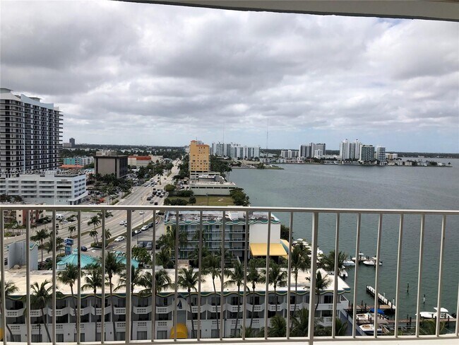 Foto del edificio - 1865 79th Street Causeway