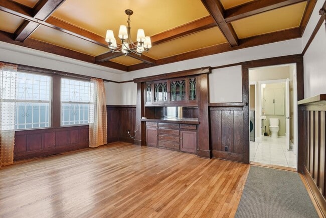 Building Photo - 1610 W 36th Pl