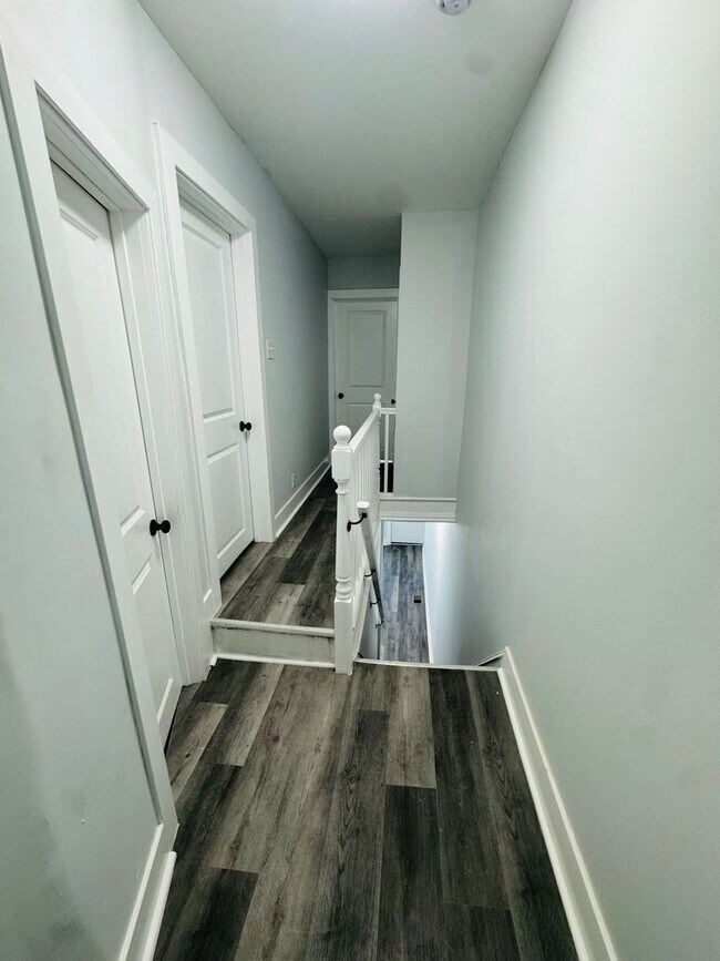 Building Photo - Remodeled 3bd/1 House with Rear yard!! SEC...