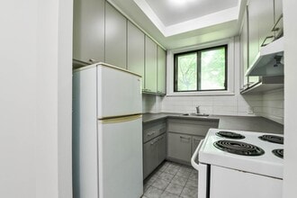 Building Photo - 3250 Av Van Horne