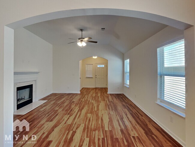 Foto del edificio - 4821 Cove Ln