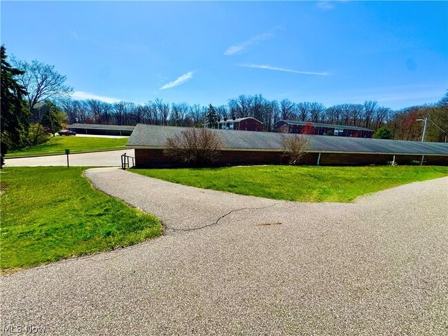Building Photo - 6910 Carriage Hill Dr