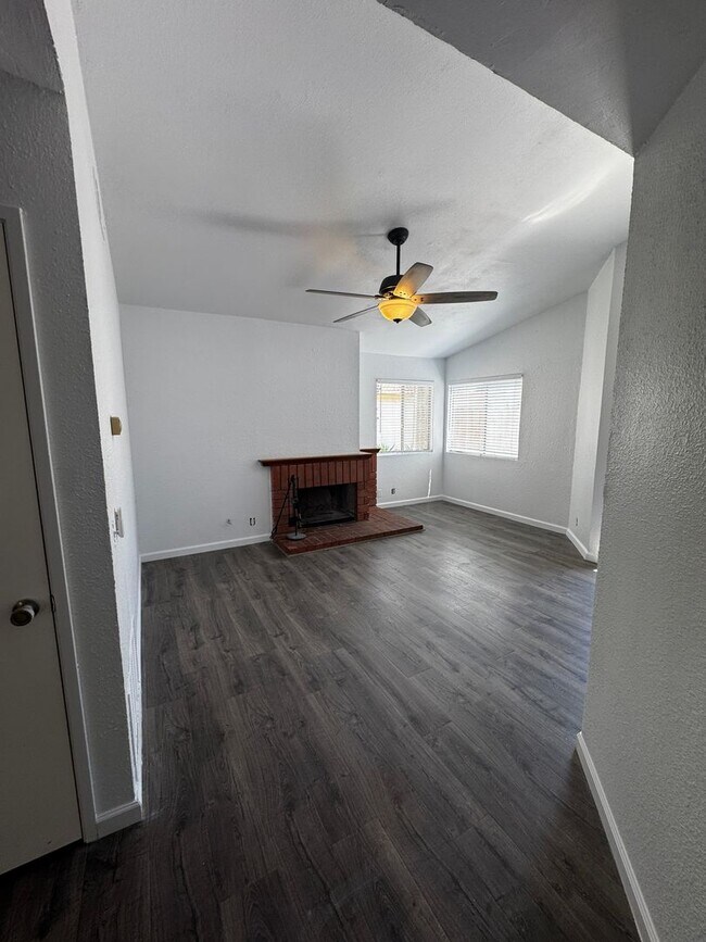 Building Photo - 1577 Greencrest Ct