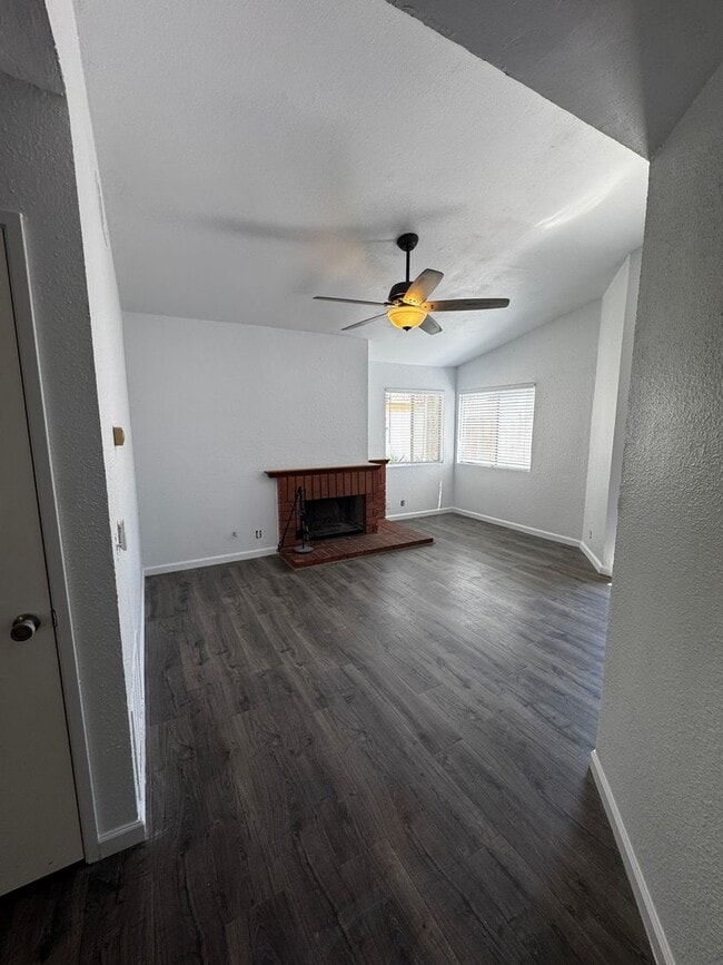 Foto del edificio - 1577 Greencrest Ct