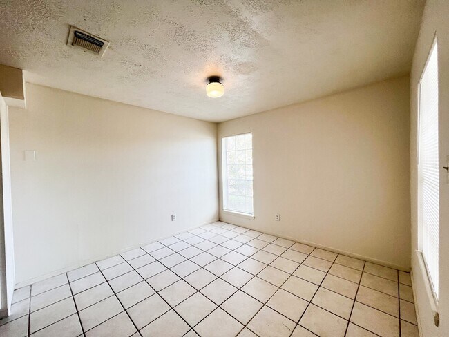 Building Photo - 709 Ruth Ct