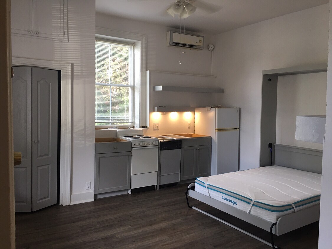 Fridge, oven/stove, dishwasher - 814 E High St