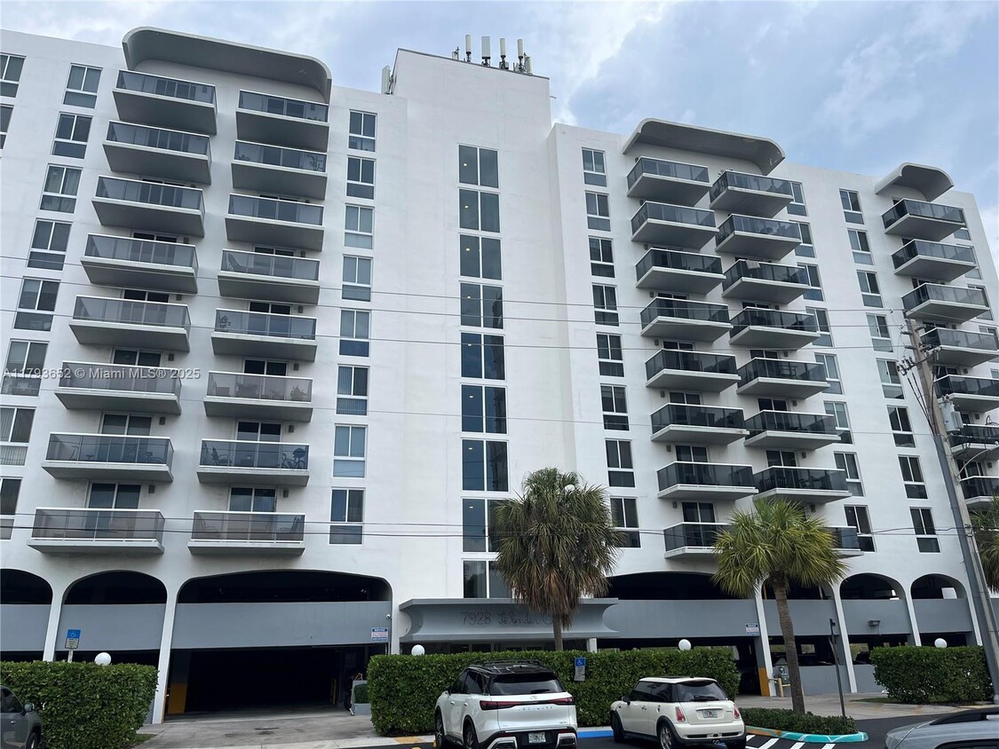 Foto principal - 7928 West Dr
