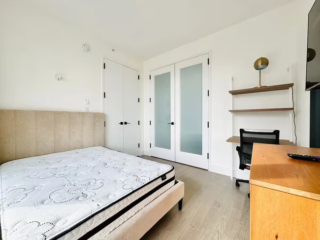 Foto del edificio - Furnished room/NOT APARTMENT