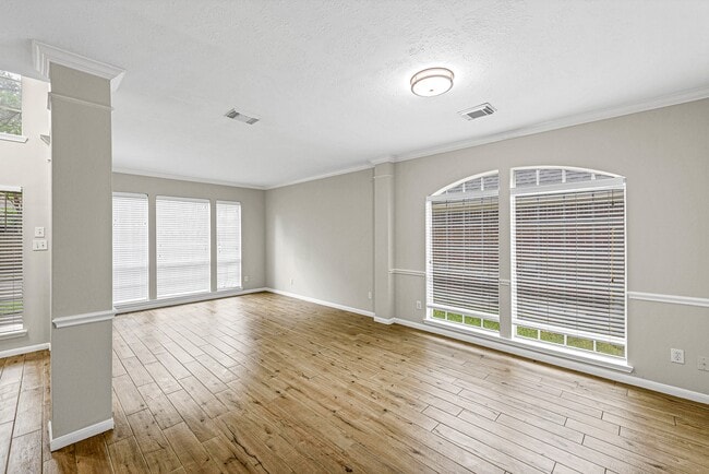 Foto del edificio - 8827 Lawncliff Ln