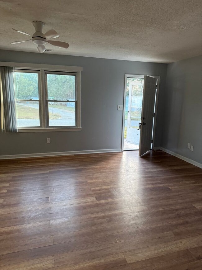 Building Photo - UPDATED 3 bedroom