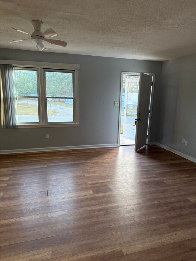 Foto del edificio - UPDATED 3 bedroom