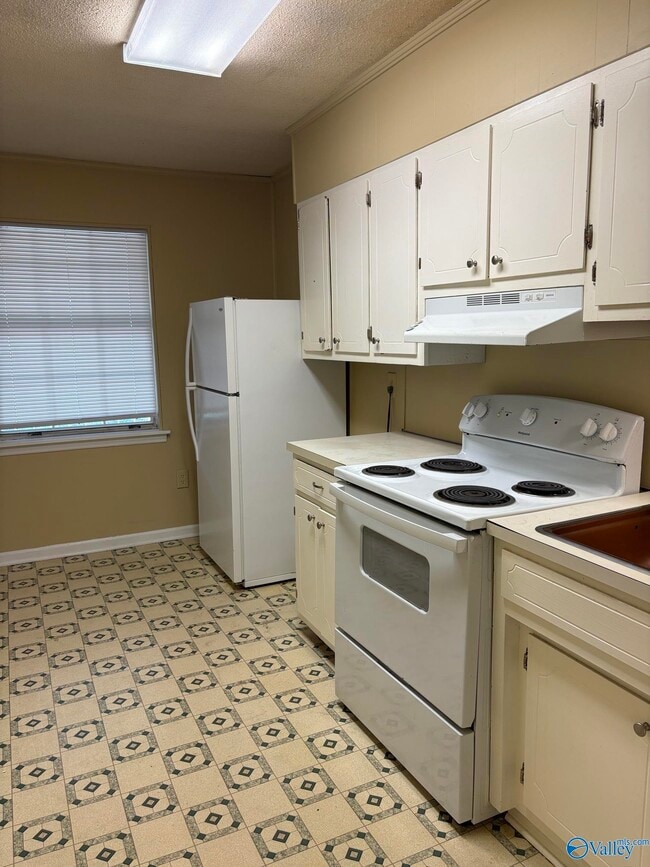 Building Photo - 4 Cloverleaf Dr