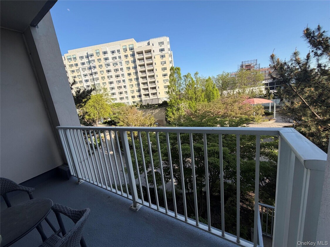 Foto del edificio - 40-28 College Point Blvd