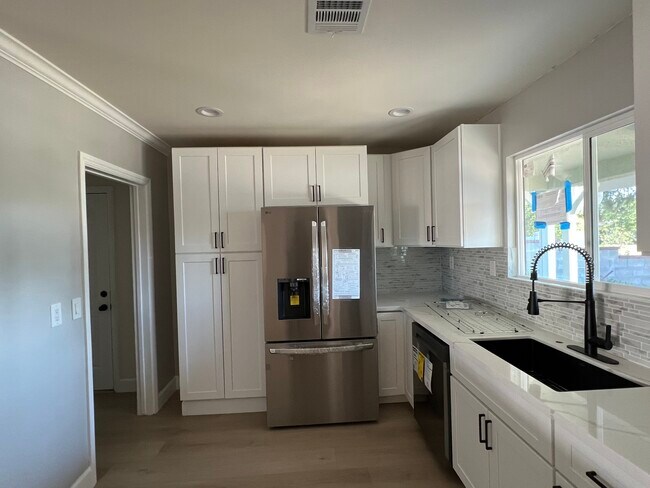 Foto del edificio - 10915 Whitaker Ave