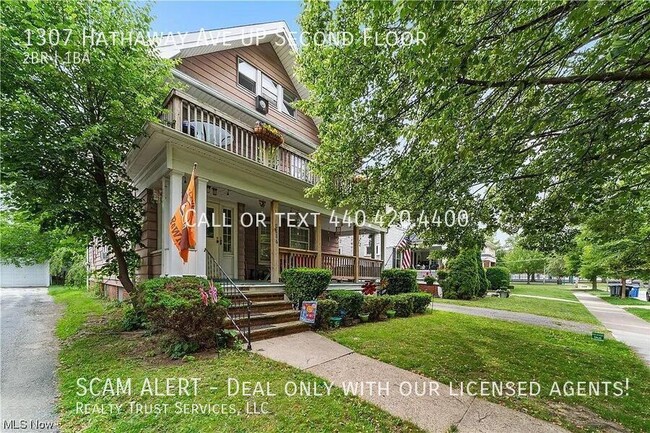 Building Photo - Stylish 2-bedroom 1-bath middle unit with ...