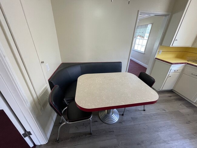 Breakfast Nook - 656 S Brand Blvd