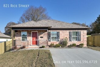 Building Photo - 821 Rice St