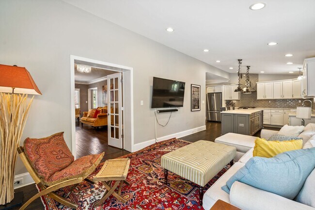 Foto del edificio - Beautifully Furnished Forest Hills Home – ...