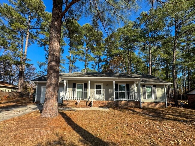 Building Photo - Lovely 3 Bed 2 Bath Home with Fenced Backyard