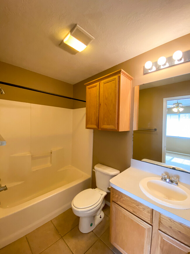 Foto del edificio - 2410 Brittain Ct