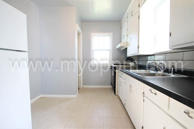 Building Photo - 2+ Bedroom Home Available Now!