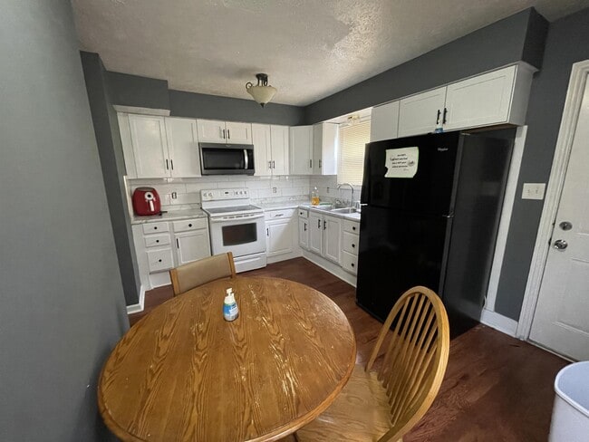 Photo - 260 N Tacoma Ave (Indianapolis, IN) Apartment