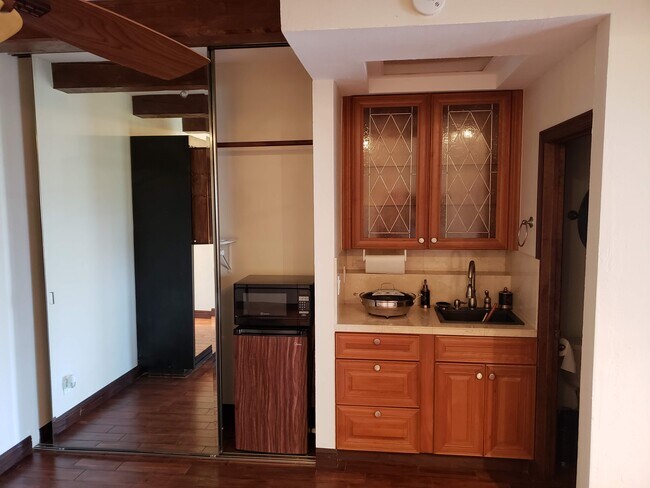 Área de cocina pequeña y armario - 1331 Willow St
