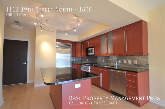 Building Photo - Luxury 1 Bed + Den in Rosslyn!
