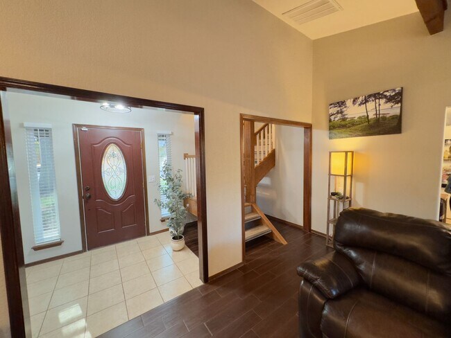 Building Photo - Discover Your Edmond Oasis! Early September!