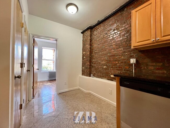 Building Photo - 326 21st St