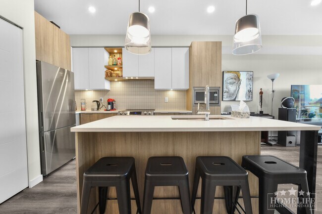 Photo du bâtiment - Bright & Modern 1 Bed 1 Bath Condo with Treetop Views