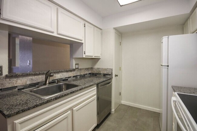 Foto del edificio - 2 Bed / 1 Bath Condo South Tulsa - Availab...