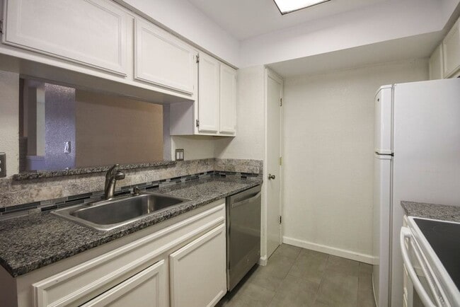 Building Photo - 2 Bed / 1 Bath Condo South Tulsa