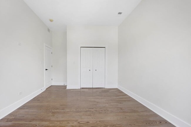 Building Photo - 4927 S Prairie Ave