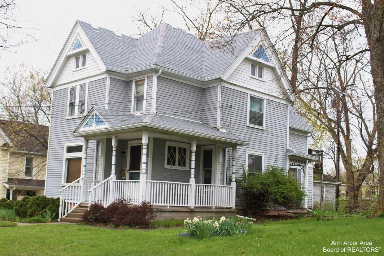 202 W Henry St Unit 2, Saline, MI 48176 Condo for Rent in Saline, MI