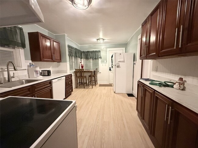 Building Photo - 498 Grand Ave