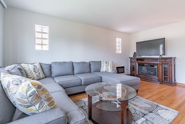 Foto del edificio - 8233 W Lawrence Ave