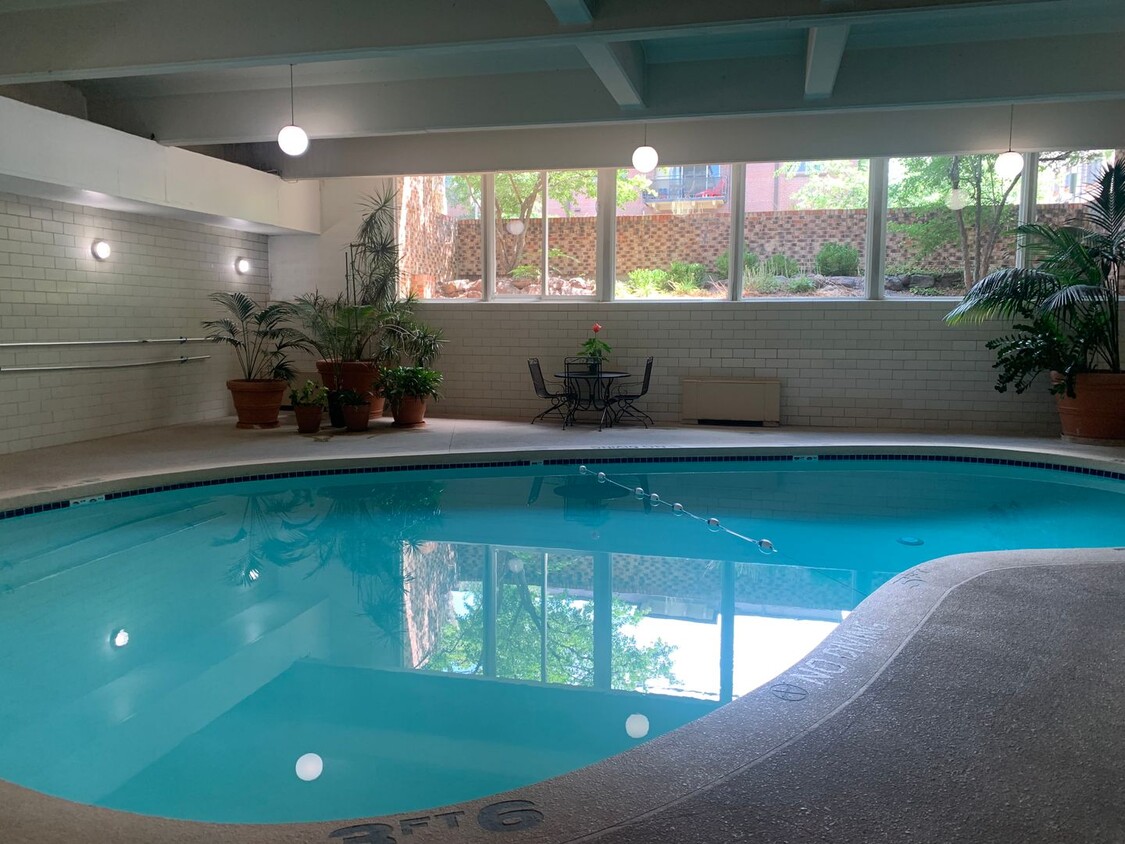 Foto principal - 2 Bedroom 1 Bath Condo With Tons of Charac...