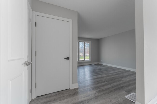 Photo du bâtiment - 3 Bedroom Main Floor Unit– All Utilities & Parking Included – $2,399/month