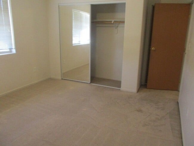 Building Photo - Cute 2 bedroom, 2 bath apartment
