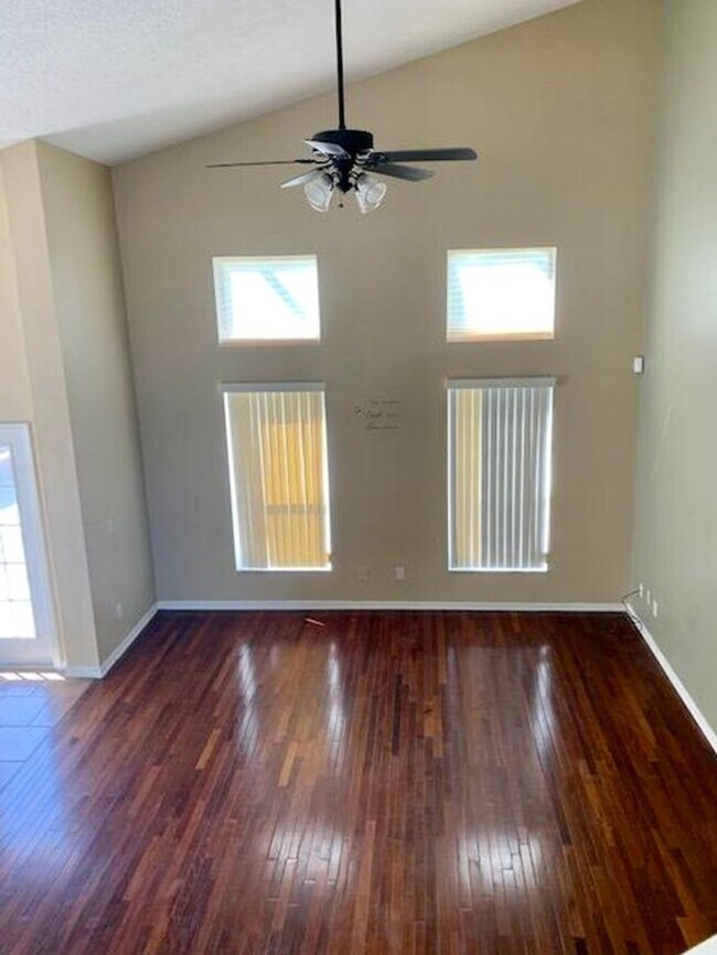 Building Photo - Stunning 4bedroom POOL home NOW Available