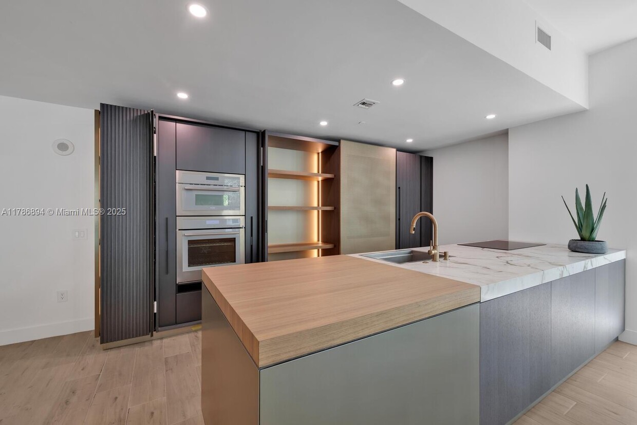 Primary Photo - 950 Brickell Bay Dr