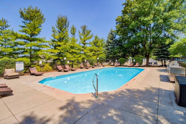 Piscina estilo centro vacacional con solárium - Hilliard Station Apartments