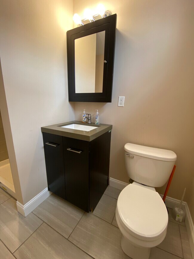 Foto del edificio - 2452 Cedar St