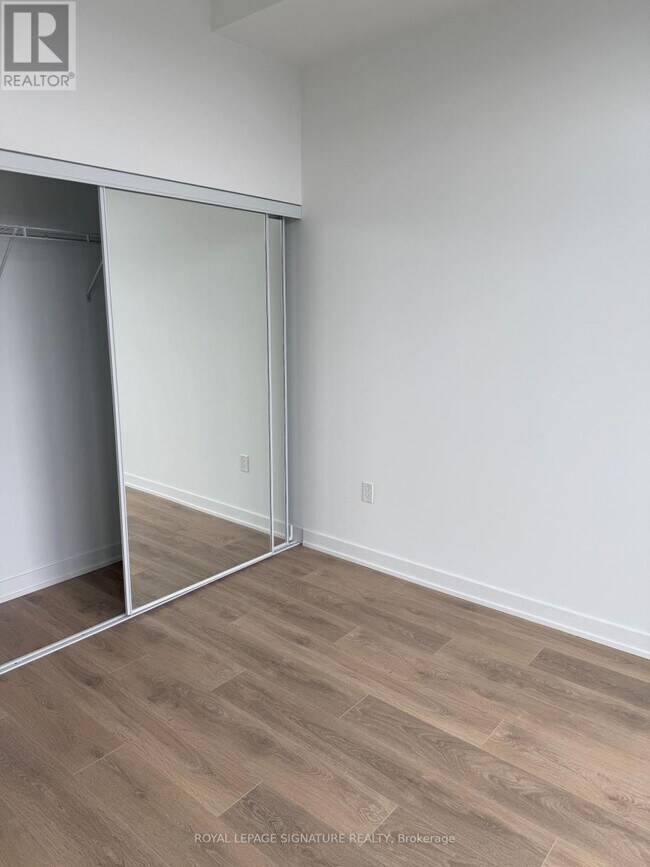 Photo du bâtiment - 1037 The Queensway