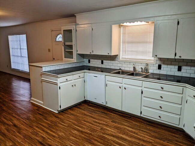 Foto del edificio - Charming Home Available Now!